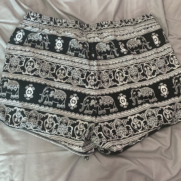 Soft printed shorts - Picture 2 of 3